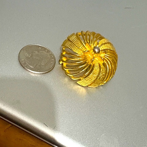 Vintage Signed LISNER Gold tone Textured Round Pin Brooch Excellent Condition - Picture 4 of 4